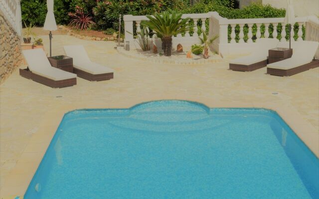 Villa La Terre Des Lauriers B&B