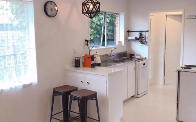 Bright Eden Park two bed townhouse private parking