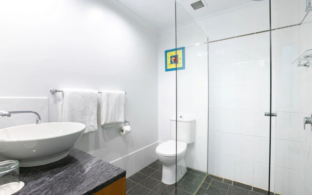 Belle Escapes - Absolute Beachfront Apartment Alamanda Resort “28”