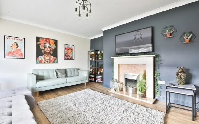 Spacious 3 Bed Home With Pool Table