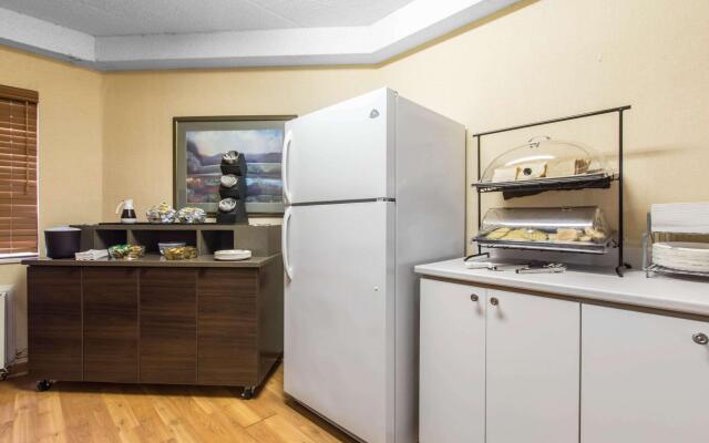 Econo Lodge Airport