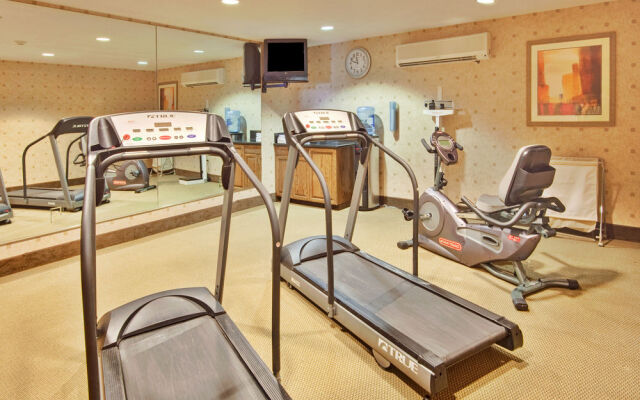 Holiday Inn Express Delano Highway 99