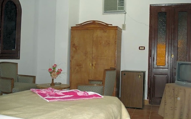 Western Desert Hotel & Safari