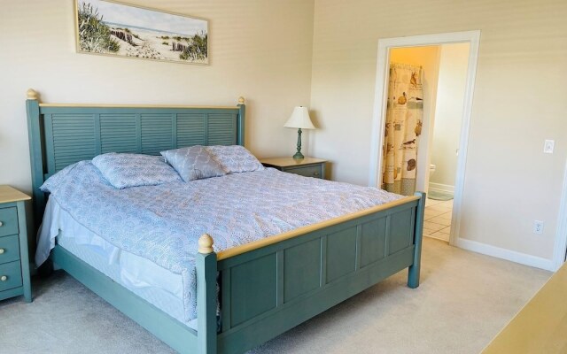 Holden' A Full House 4 Bedroom Home by RedAwning