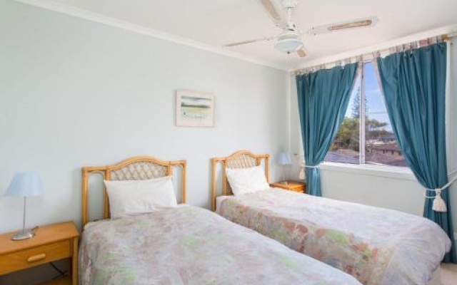 Castillo Del Mar 10 - Lake View Roof Terrace With Spa – Guest Rooms – Tuncurry