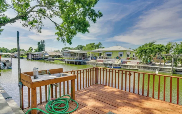 Waterfront Okeechobee Getaway w/ Backyard Dock!
