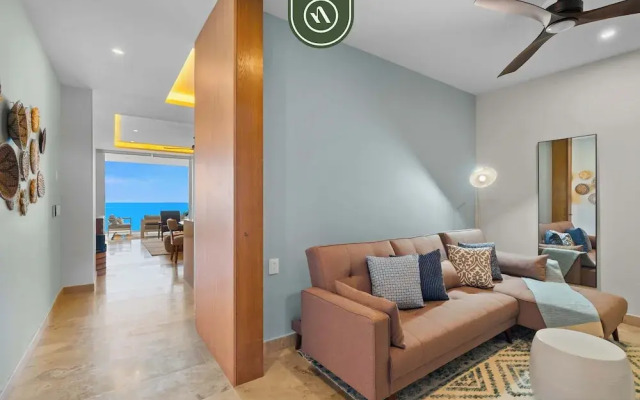 New Stylish 1 BR Condo - Ocean Views - Flex Room