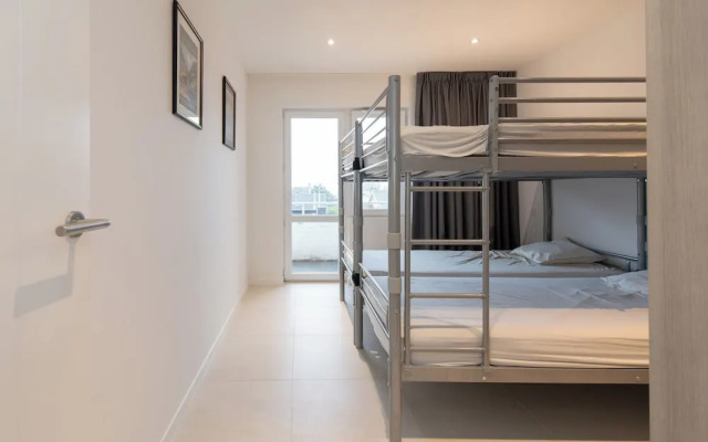 Apartment on Zeedijk With Sea View