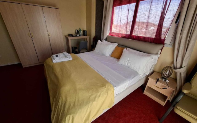 Sally Beach Hotel Yenne