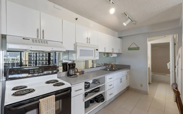 Deluxe Ocean and City View Waikiki Banyan Condo, Free Parking & Wi-Fi by Koko Resort Vacation Rentals