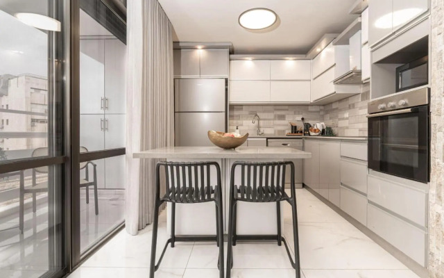 Renovated 2 BR with 2 BTH front Mamilla Mall