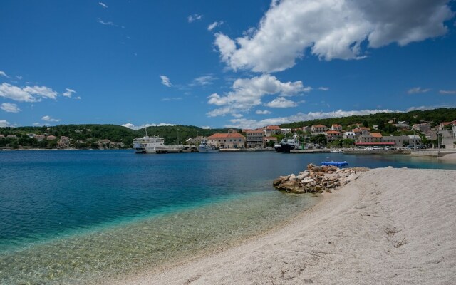 Simplistic Holiday Home in Sumartin near Sea Beach