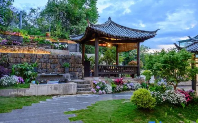 IN THE TREES · WUWEI MIGRATORY BIRD RESIDENCE Nestled Among Woods | Mountain Aesthetics Homestay – Outside – Lijiang