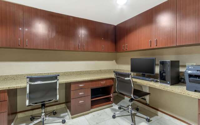 Comfort Inn & Suites Airport Convention Center