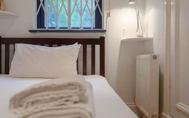 2 Bedroom Apartment With Garden in Chelsea