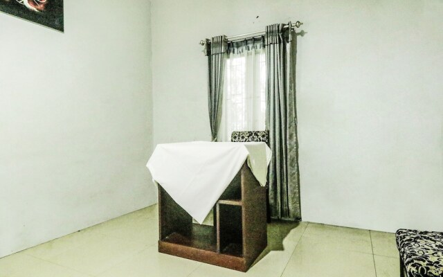 OYO 90490 Hotel Nyi Rindang