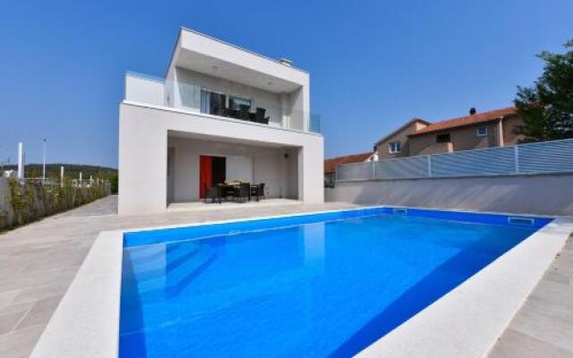 Crowonder Harbor Villa