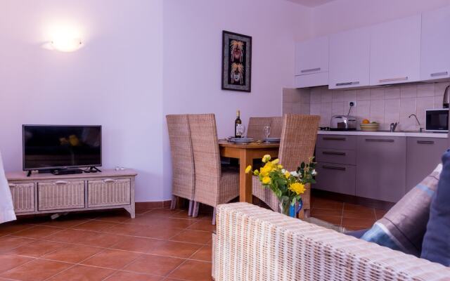 AJP Holidays - Porto Antigo 2 Beachfront Apartment