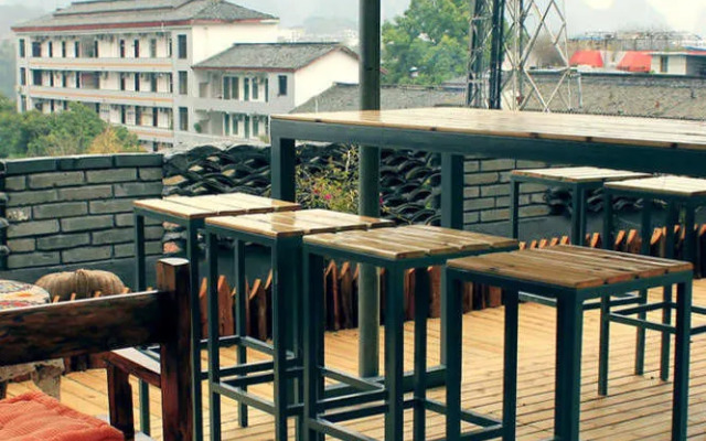 Many People Inn West Street