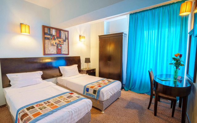 Hotel Avis