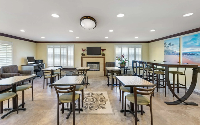 Best Western Harbour Inn & Suites Huntington - Sunset Beach