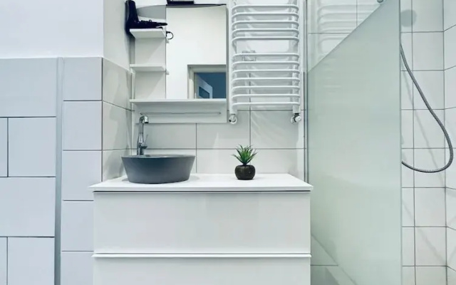 Lovely 2BR for 5 Peaceful Central Stay