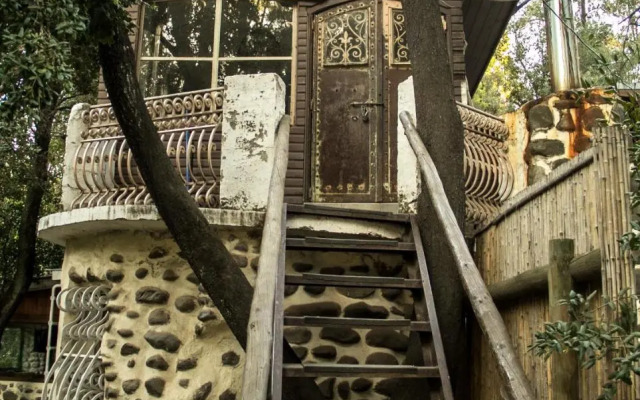 Shangri-La Lodge