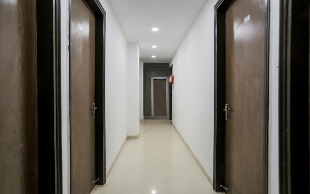 OYO 74279 Hotel Royal King Deluxe