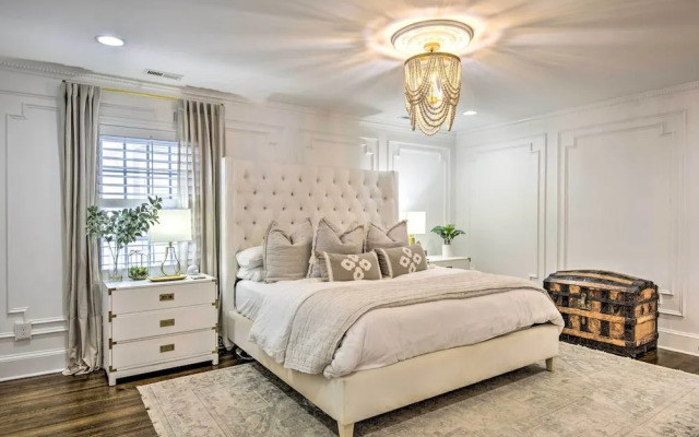 Stunning Charlotte Home: Private Pool!