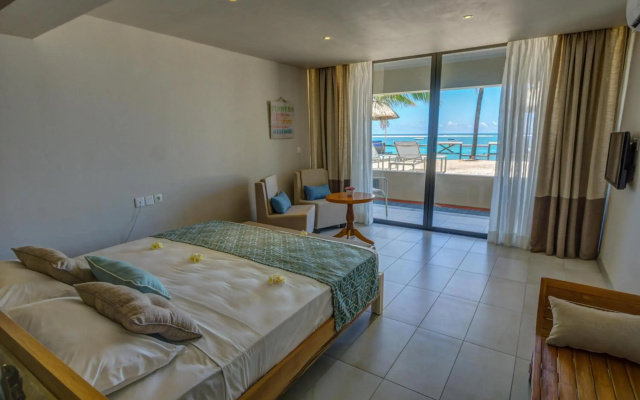 Le Peninsula Bay Beach Resort