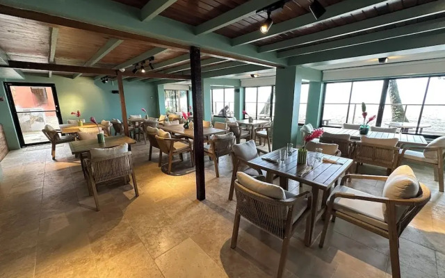 Mt. Plaisir Estate Hotel