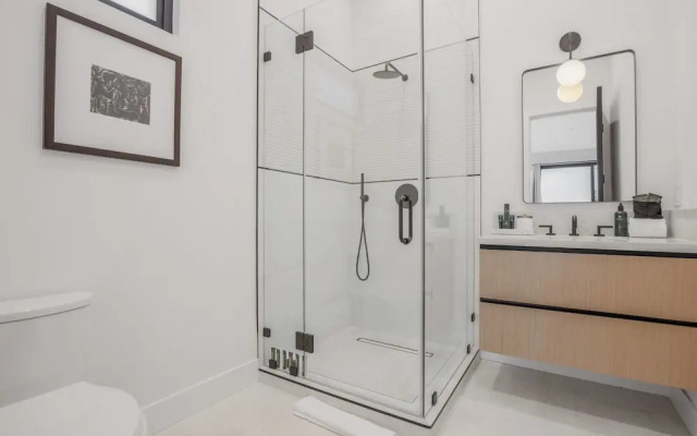 Belden Modern Villa - Iconic Hollywood Hills Retreat