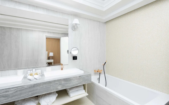 Tresor Le Palais Timisoara, Curio Collection By Hilton