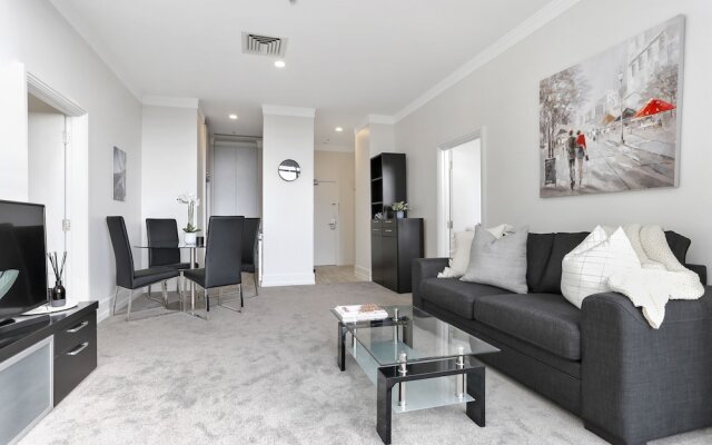 Renovated Apt with huge deck & car park