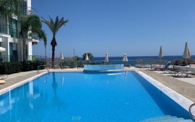 One-bedroom beach apartment, 30m from the best beach