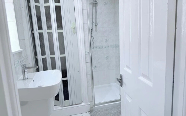 Fountain House-sleeps 5-central Dagenham-parking