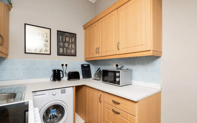 2 Bedroom Flat - Free Parking