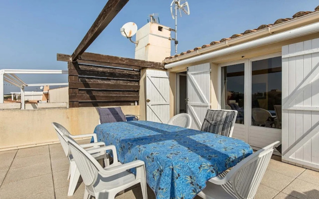 Seaside Family Apartment in Agde