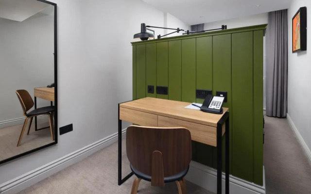 33-36 Prince`S Square Apartments