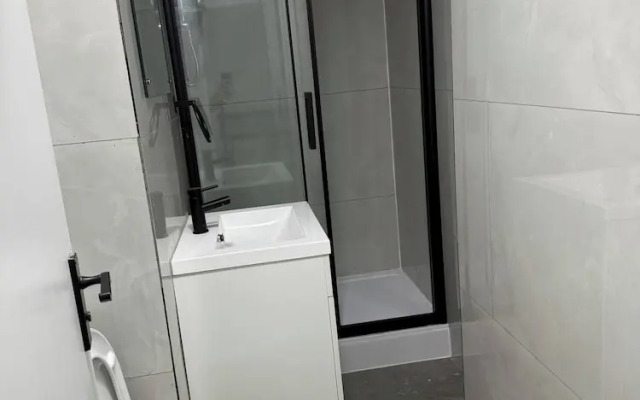 Peaceful Luton Apartment Close to Airport & Amenities