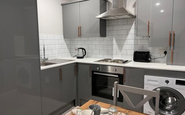 Private Luxury Apartment - Free Parking & Wi-fi
