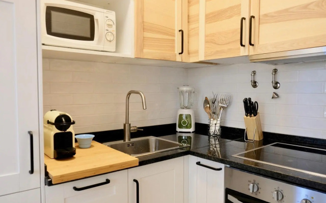 Peaceful & Spacious Apt with Parking & Queen Bed