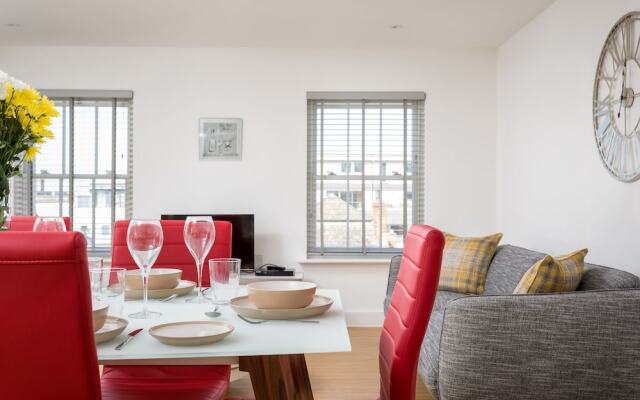 Elliot Oliver - Luxury 3 Bedroom Town Centre Apartment With Parking
