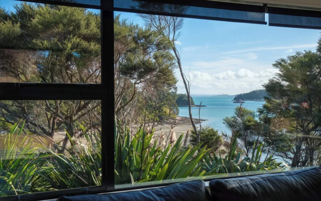 Wharetana Bay Villa with beach walkway