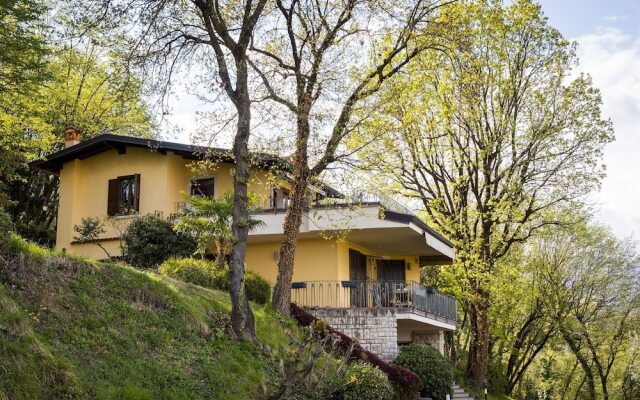 Upscale Villa in Salò Lombardy with Swimming Pool