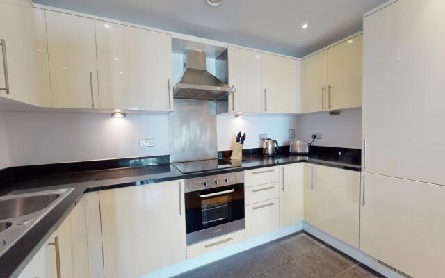 Deluxe Two Bed Apartment w Balcony in Canary Wharf