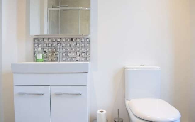 3 Bedroom Garden House in Earlsfield
