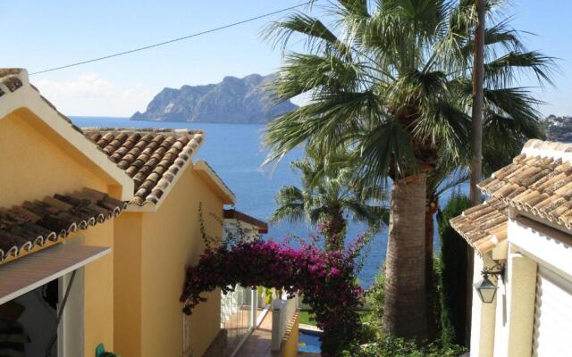 1. Meeresline Villa mit privat Pool