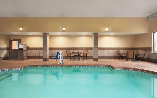 La Quinta Inn & Suites by Wyndham Lackawanna