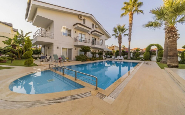 Central Villa With Garden and Pool in Kemer